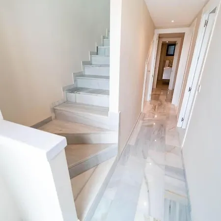 Bright Duplex In Puerto Banus With Marina Views 마르베야